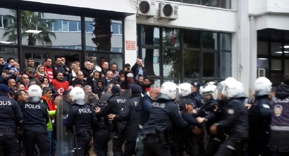 İzmir de eylem yapan işçilere polis müdahalesi
